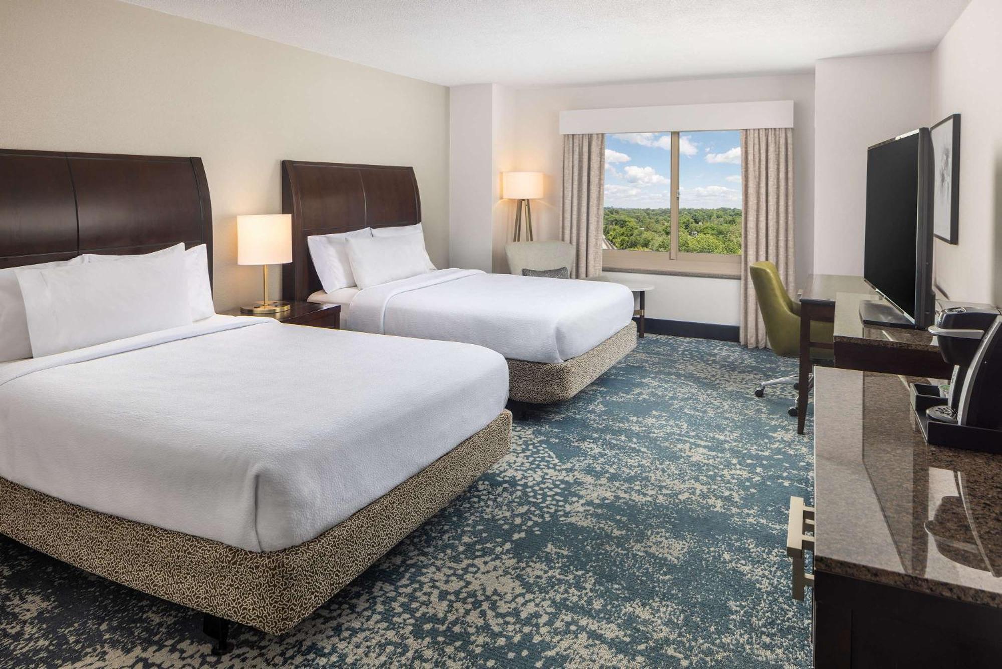 Hilton Garden Inn Bethesda Downtown Bagian luar foto