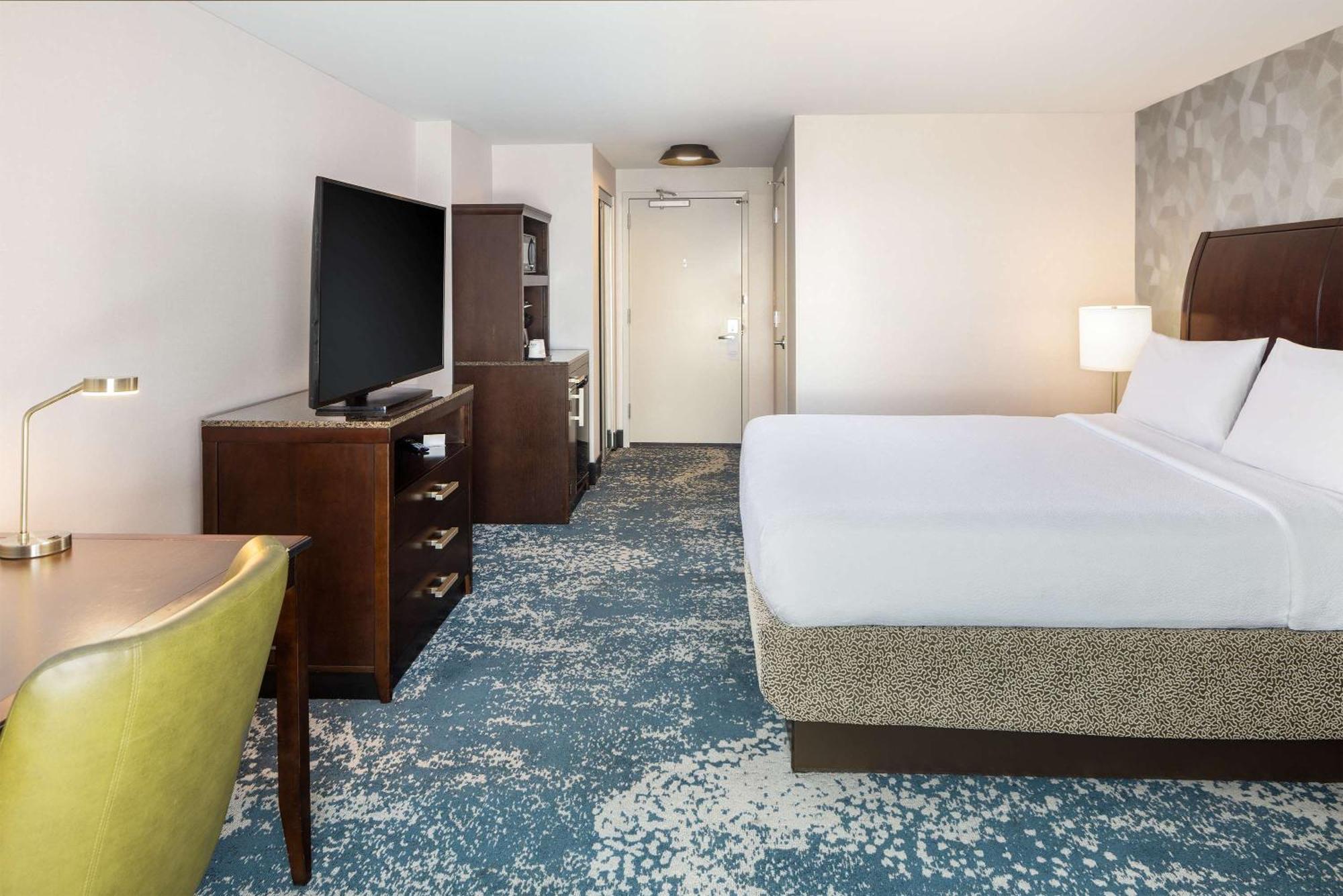 Hilton Garden Inn Bethesda Downtown Bagian luar foto