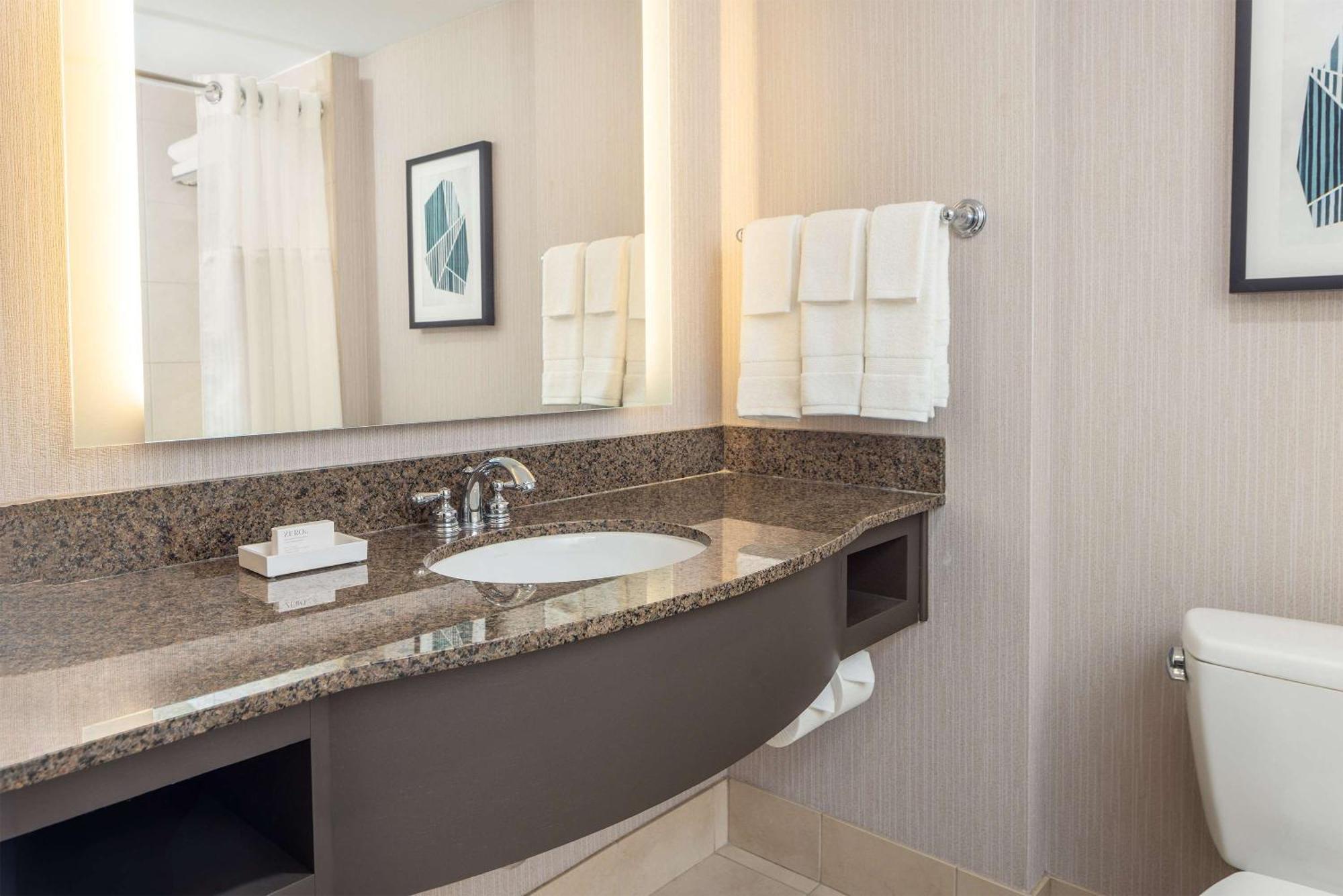 Hilton Garden Inn Bethesda Downtown Bagian luar foto