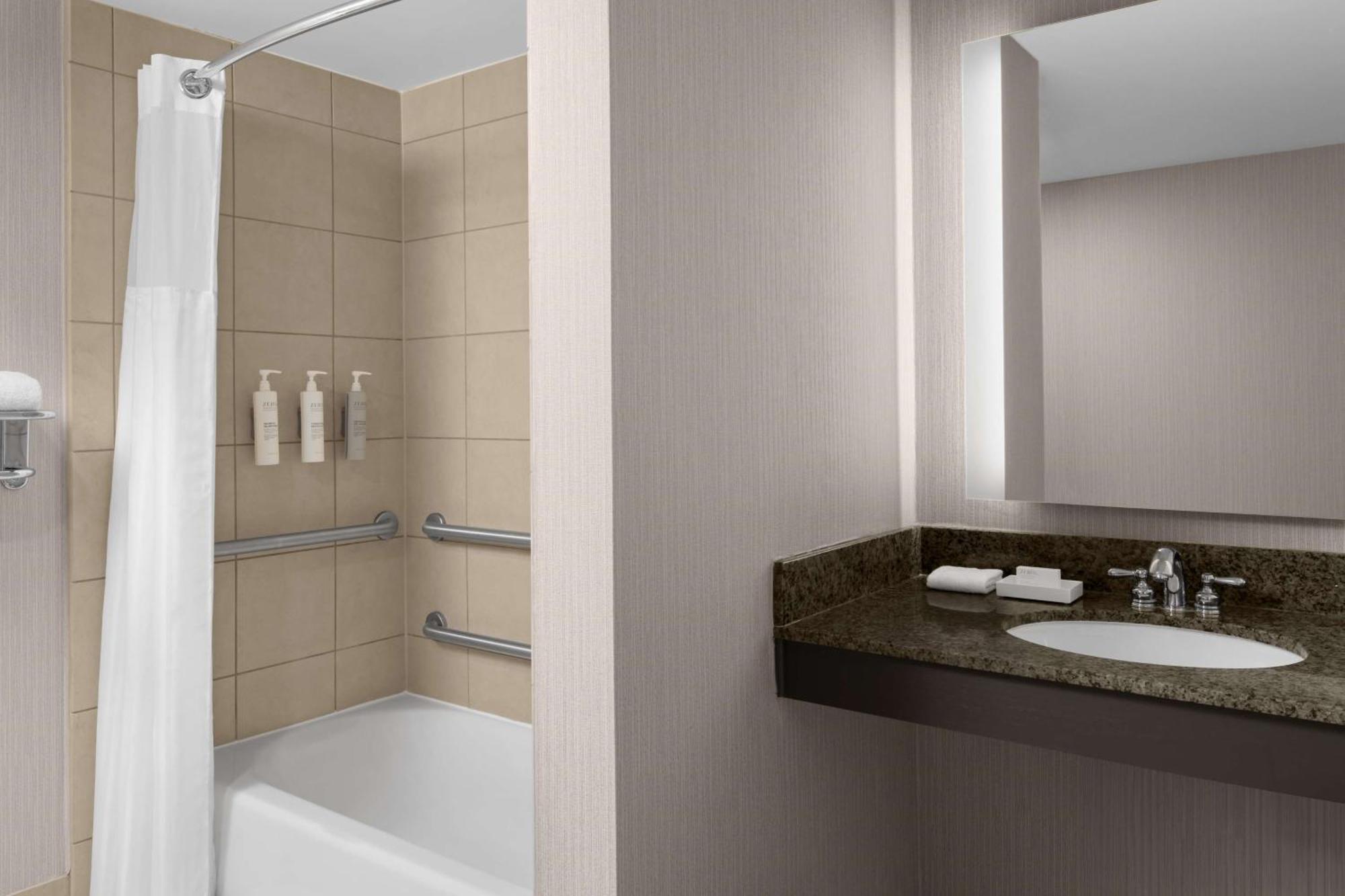 Hilton Garden Inn Bethesda Downtown Bagian luar foto